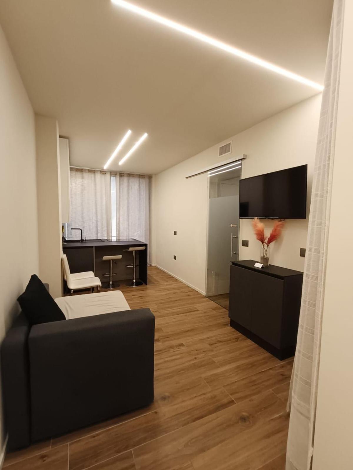 Riviera Apartments Near The Beach + Parking Розолина-Маре Экстерьер фото